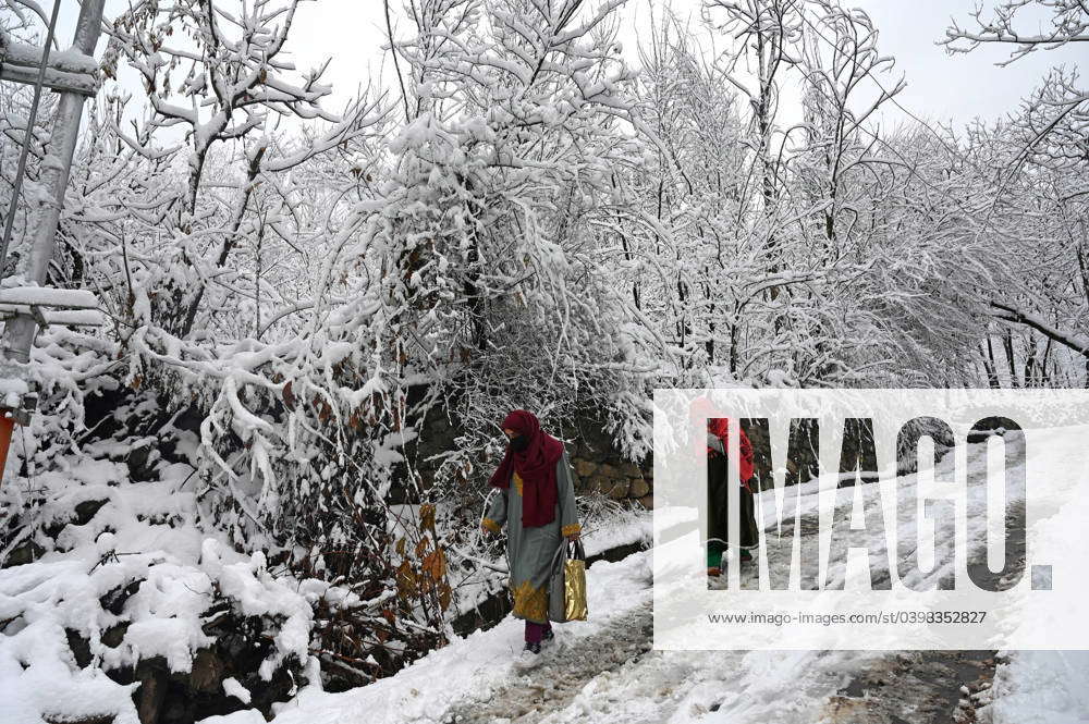 SRINAGAR, INDIA FEBRUARY 1 People walk after a season s first