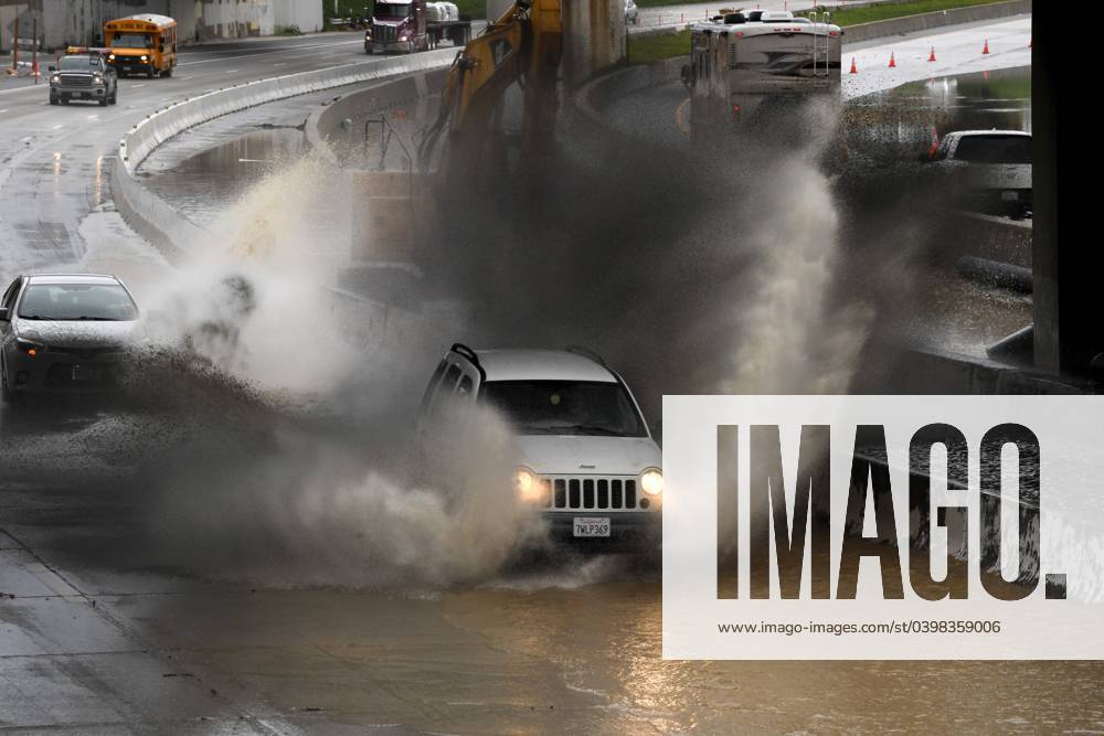 Syndication: Ventura County Star Vehicles splash through mild flooding ...