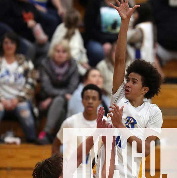 Syndication: Kitsap Sun Bremertons Jalen Davis (10) takes a shot over ...