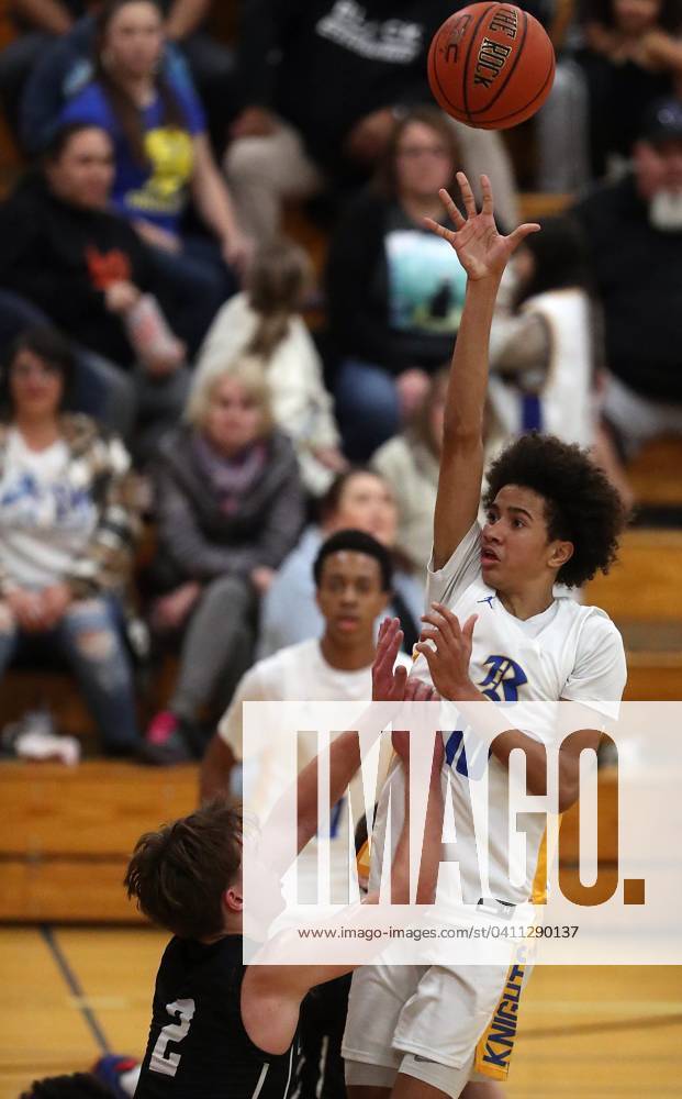 Syndication: Kitsap Sun Bremertons Jalen Davis (10) takes a shot over ...