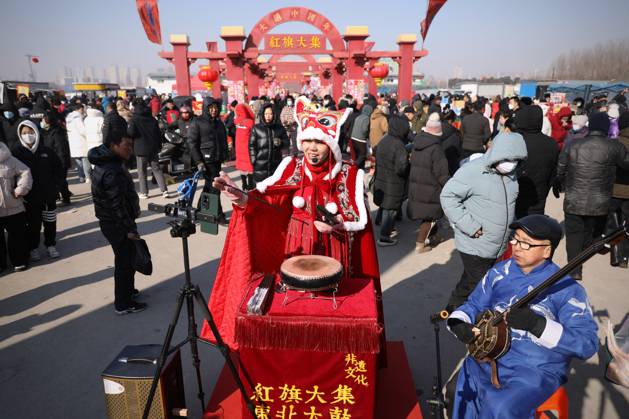 (240204) -- YINGKOU, Feb. 4, 2024 -- Wang Yanjuan stages a Dongbei Dagu ...