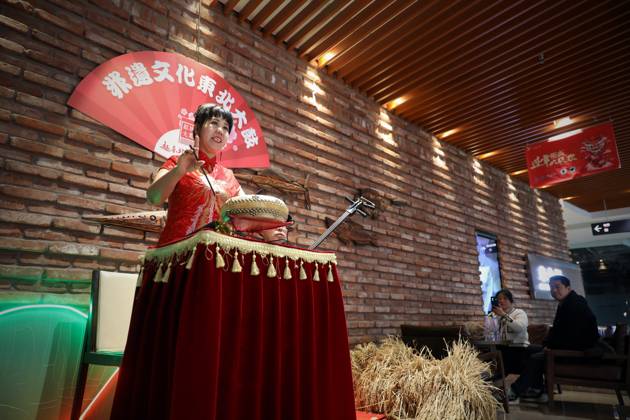 (240204) -- YINGKOU, Feb. 4, 2024 -- Wang Yanjuan stages a Dongbei Dagu ...