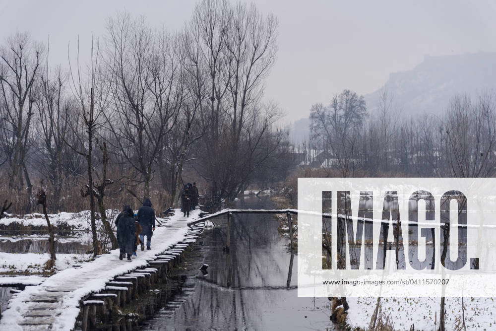 Snowfall in Srinagar, India 04 Feb 2024 People walk on snow covered