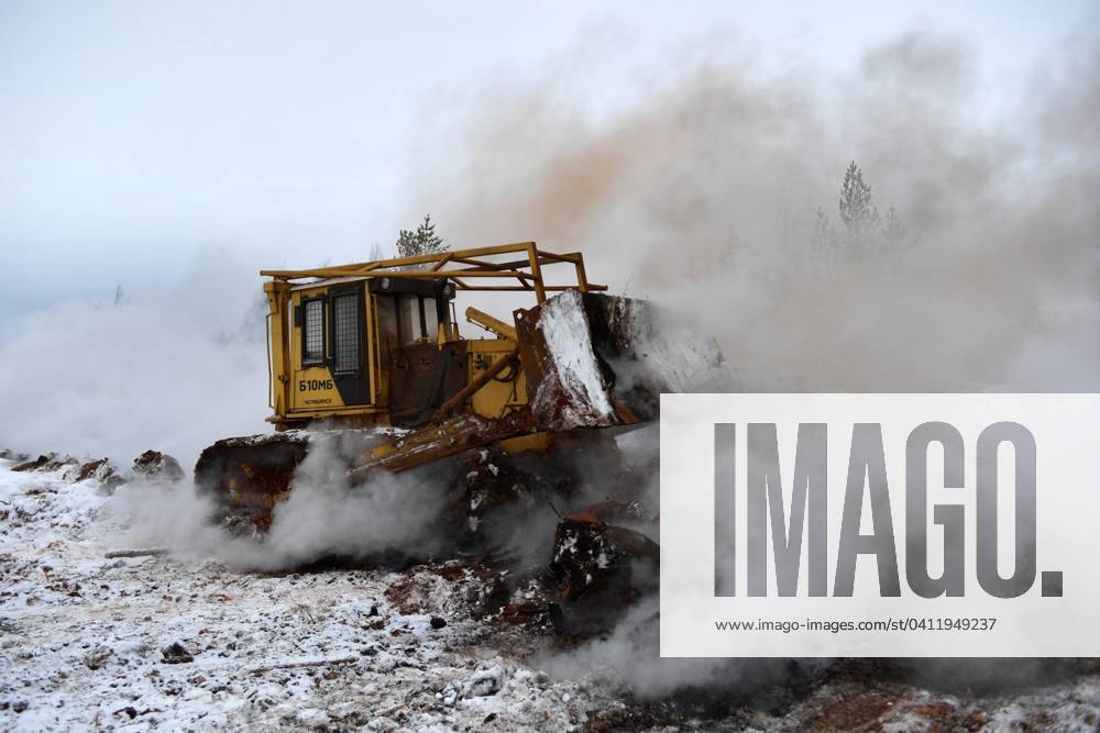 Russia Peatland Fires 8613449 06.02.2024 A bulldozer uncovers a peat ...