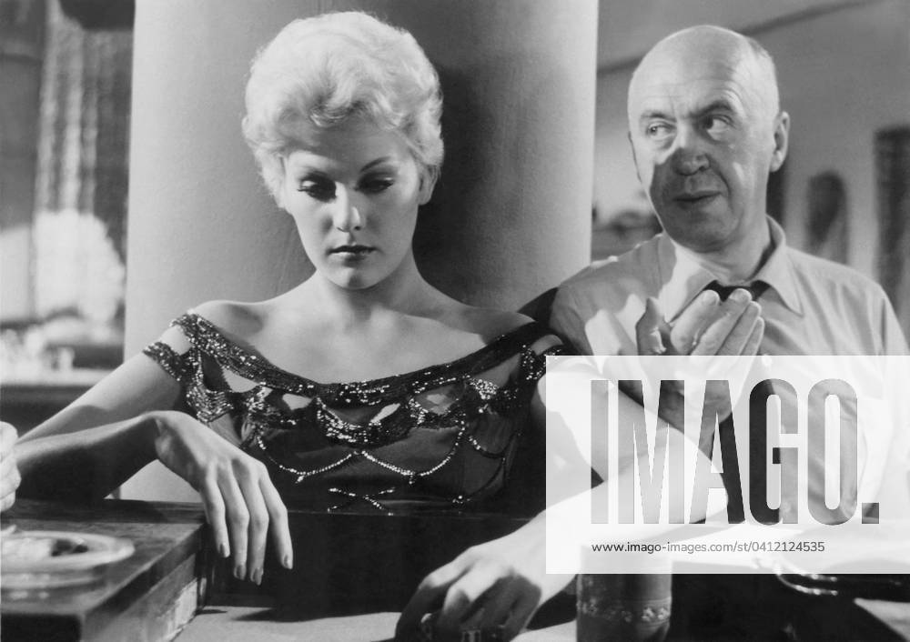 Kim Novak and le realisateur Otto Preminger sur le tournage du film L ...