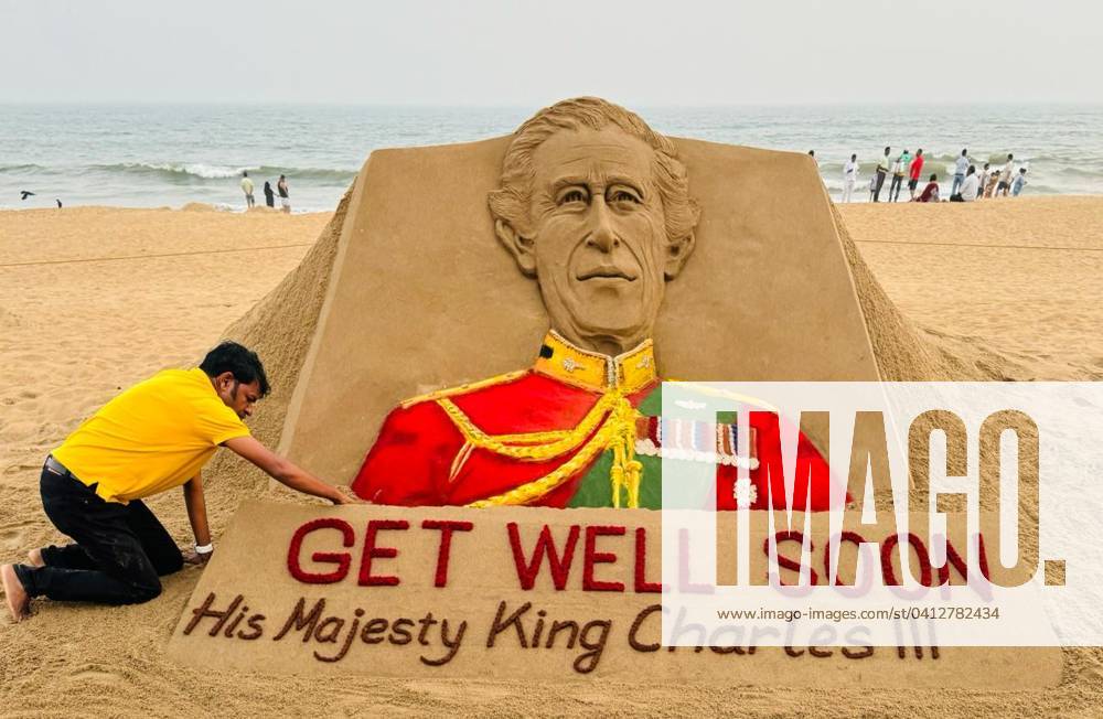 artist-makes-7ft-sand-sculpture-of-king-charles-to-wish-him-a-speedy