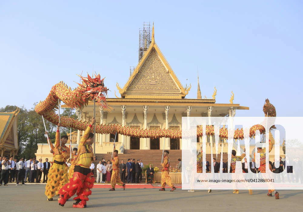 (240209) -- PHNOM PENH, Feb. 9, 2024 -- Artists perform dragon dance to ...