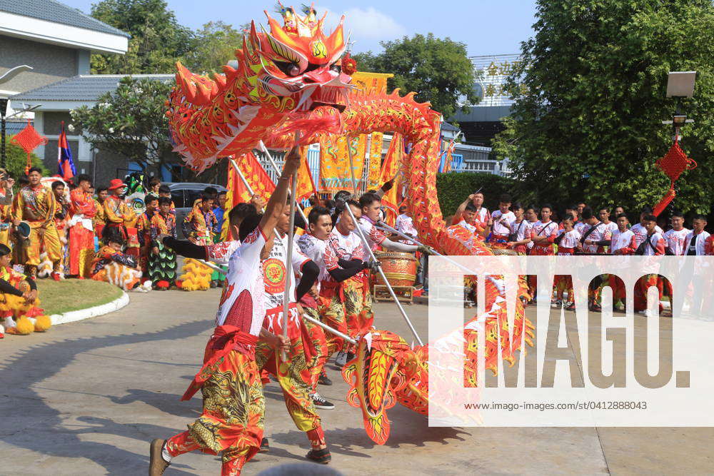 (240209) -- PHNOM PENH, Feb. 9, 2024 -- Artists perform dragon dance to ...