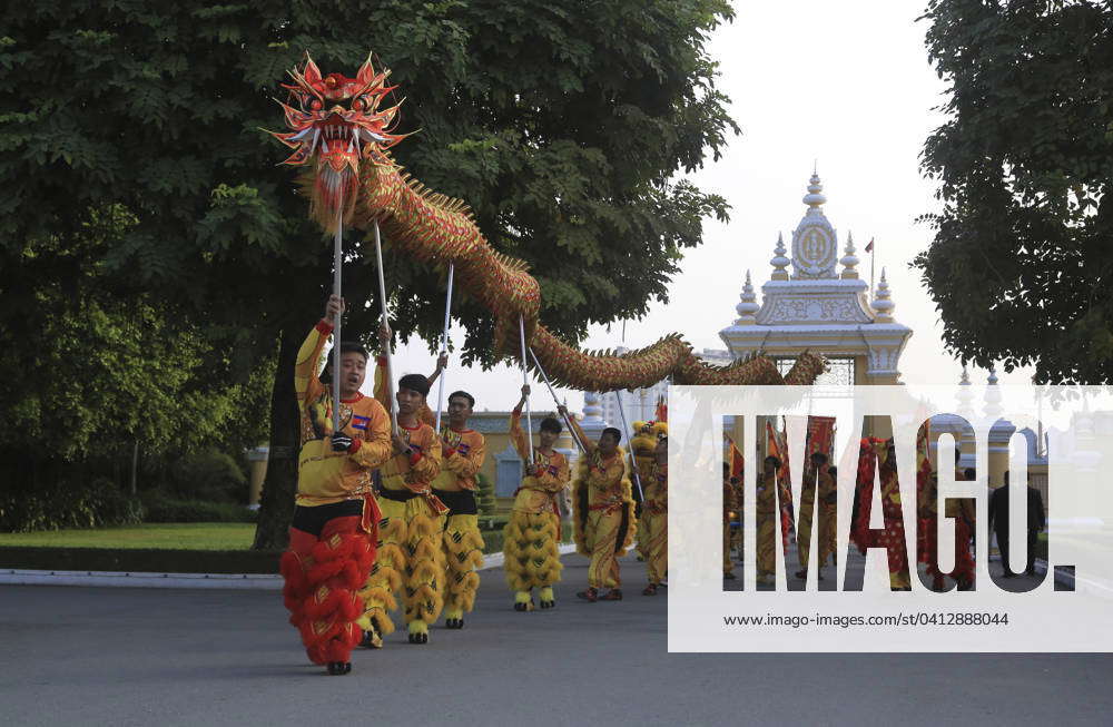 (240209) -- PHNOM PENH, Feb. 9, 2024 -- Artists perform dragon dance to ...