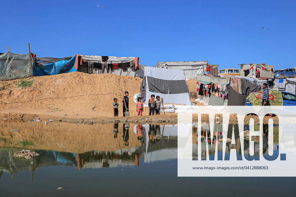 (240209) -- GAZA, Feb. 9, 2024 -- People live near a waterlogged road ...