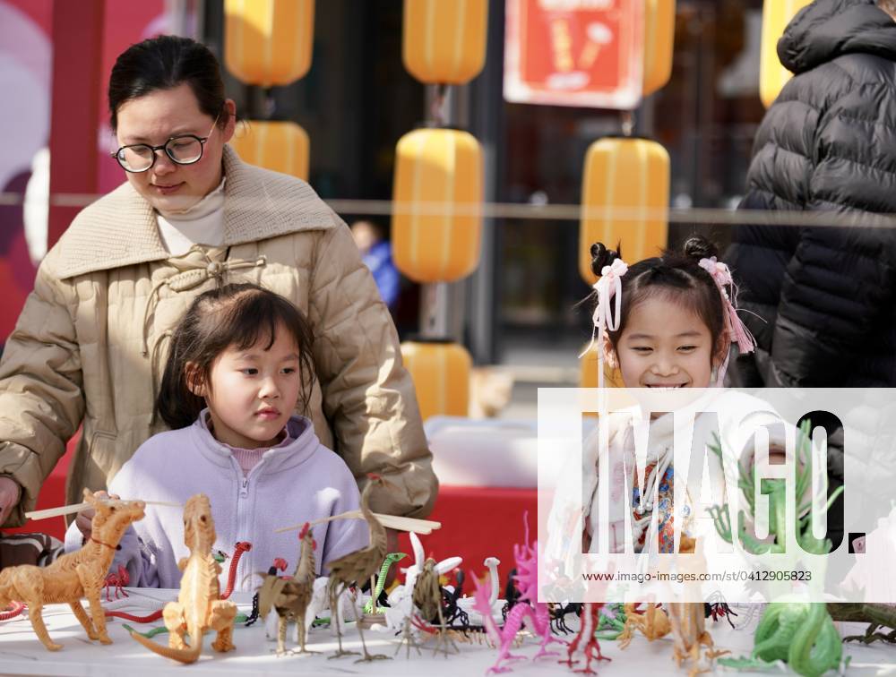 (240210) -- BEIJING, Feb. 10, 2024 -- Children select toys at a temple ...