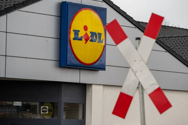Bild Discounter Lidl Discounter with St. Andrews Cross 10 02 24, Diez Symbol photo ...
