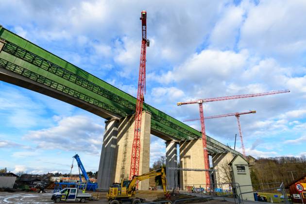 aurachkirchen, österreich, 13. feb 2023, sanierung der autobahnbrücke ...