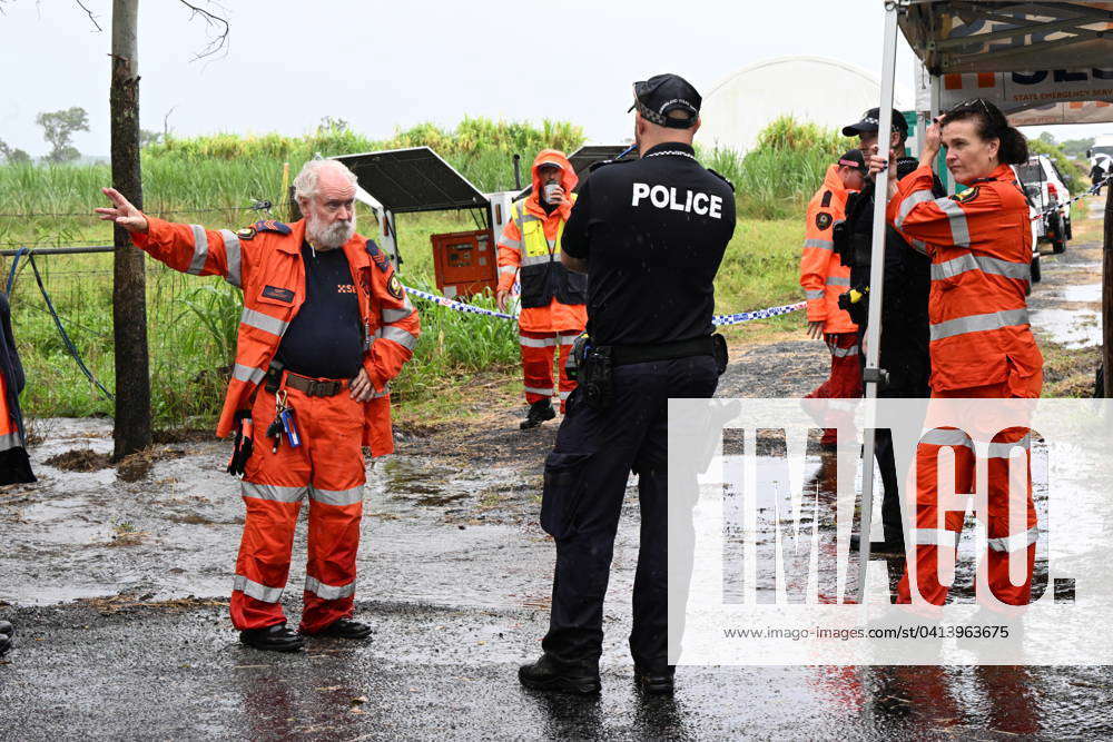 TRACTOR DEATH SCENE QLD, Queensland Police and State Emergency Service ...