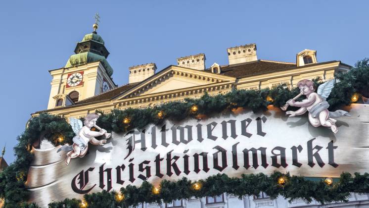 Old Viennese Christmas market on the Freyung in Vienna Old Viennese ...