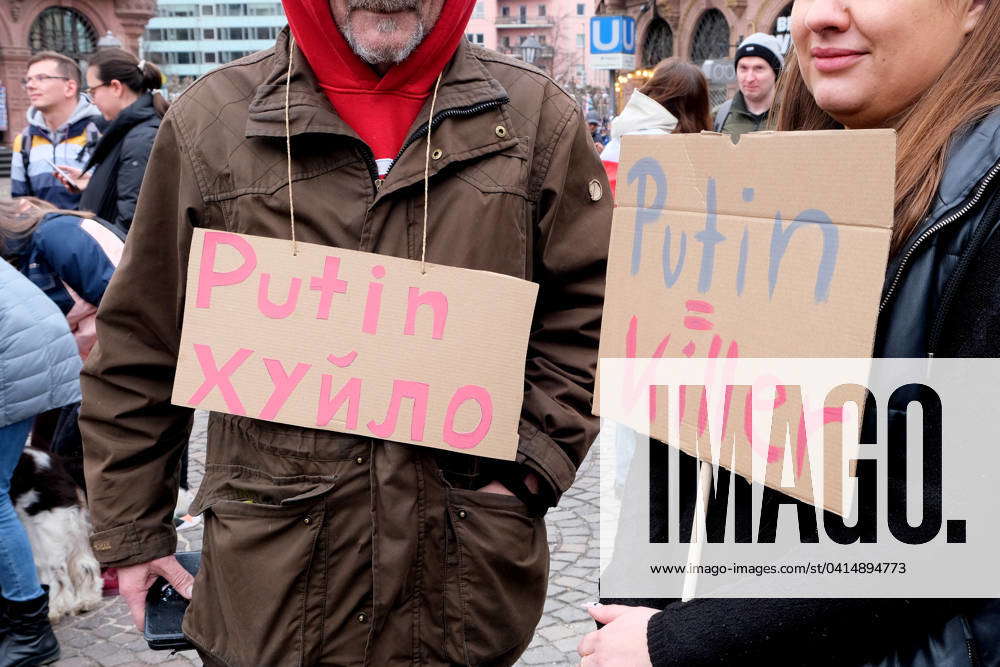 18 02 2024, Frankfurt, DEU The group Free Navalny called for a vigil ...