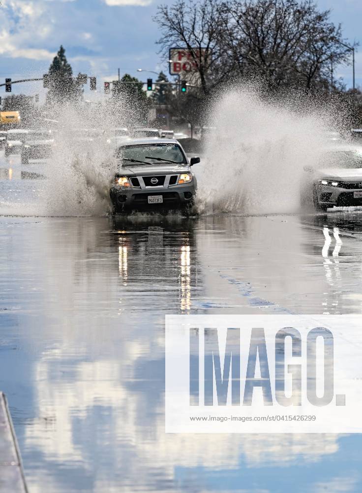 Syndication Visalia TimesDelta Drivers slosh through accumulated rain