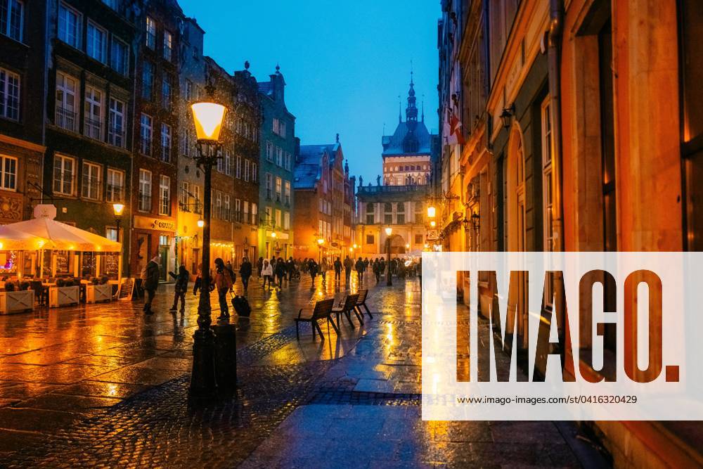 Evening street in the old town in Gdansk Poland, wet snow Gda?sk ...