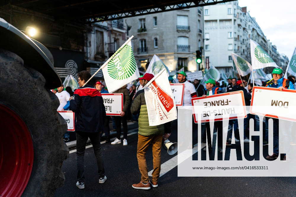 Farmers Protest On Eve Of Agricultural Fair - Paris farmers march with ...