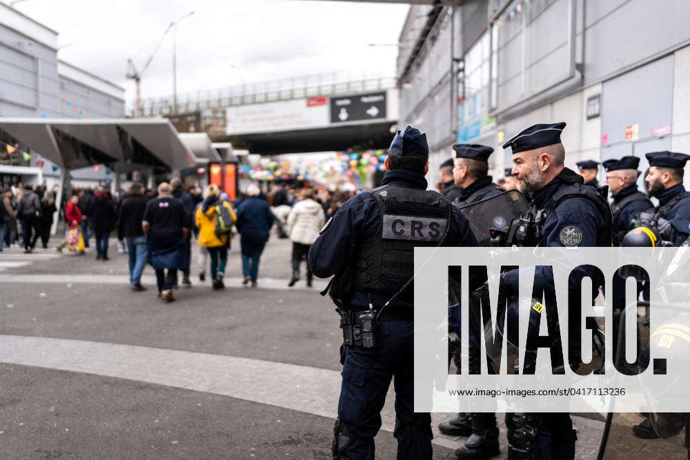 Farmers Protest At Agricultural Fair - Paris Police officers and CRS at ...