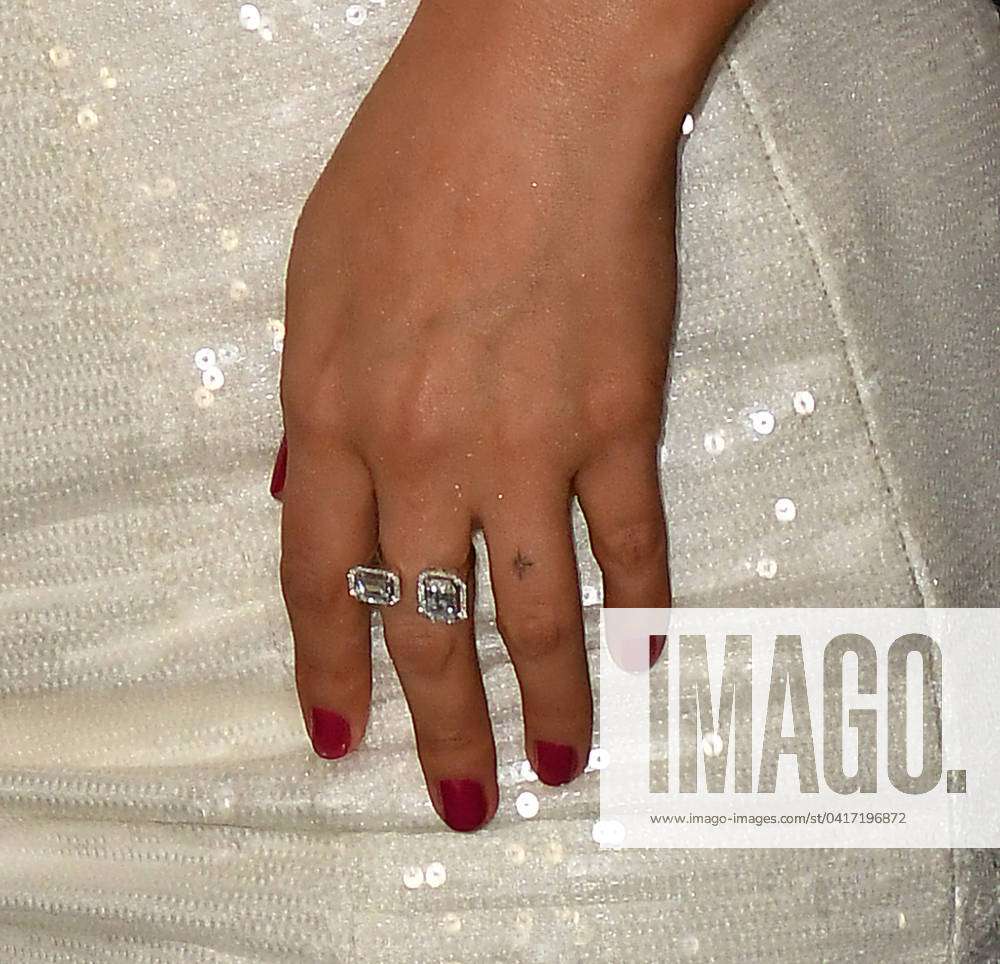 Selena Gomez shows off ring from Justin Bieber