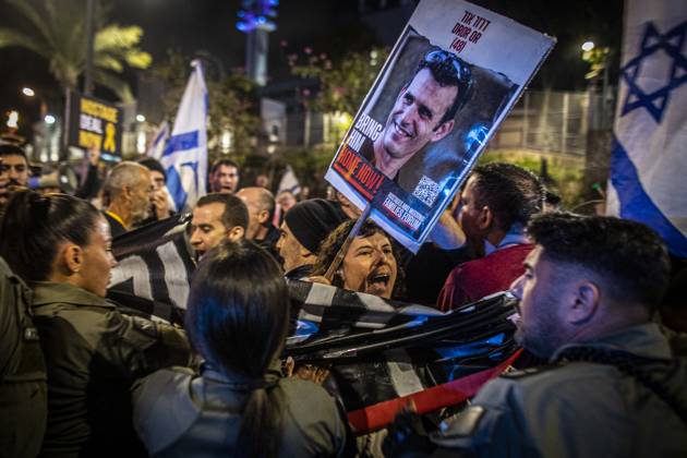 Anti Government Protest in Tel Aviv A Protestor waves the ÒVÓ sign ...