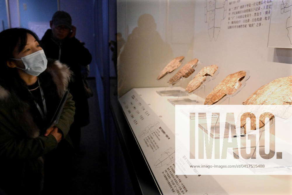 240226) -- ANYANG, Feb. 26, 2024 -- A visitor views exhibits at