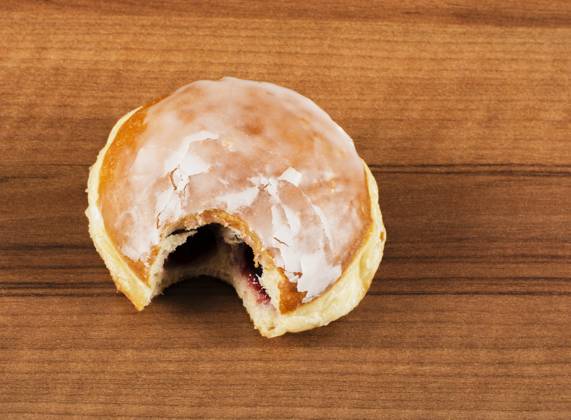 Berliner Pfannkuchen mit Erdbeermarmelade auf Holzbrett Berliner ...