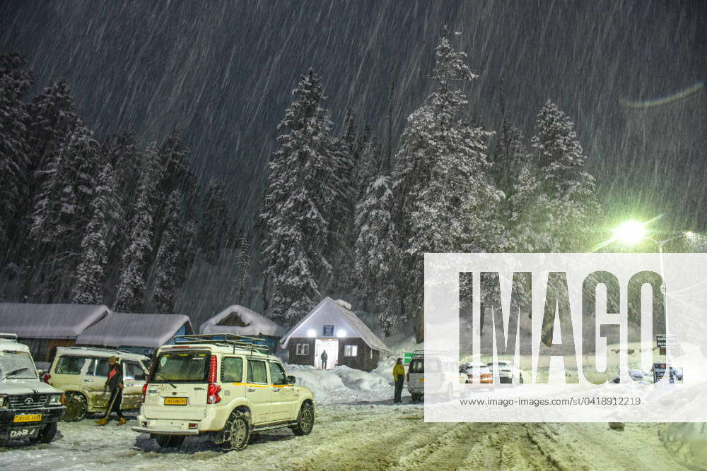 Heavy snowfall in Gulmarg, India 01 Mar 2024 Vehicles move along the