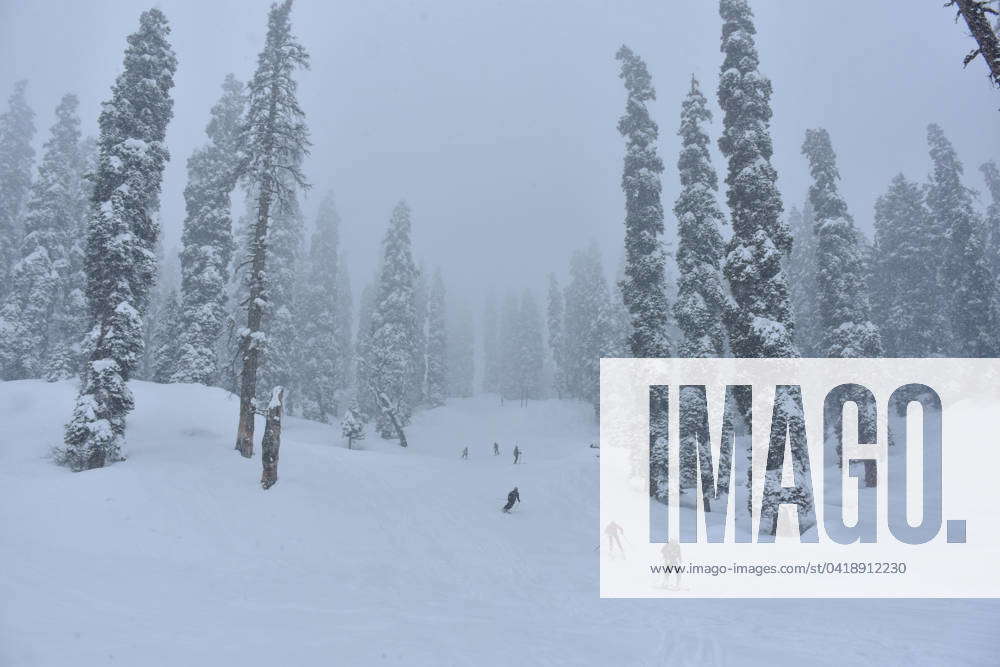 Heavy snowfall in Gulmarg, India 01 Mar 2024 Skiers are seen in