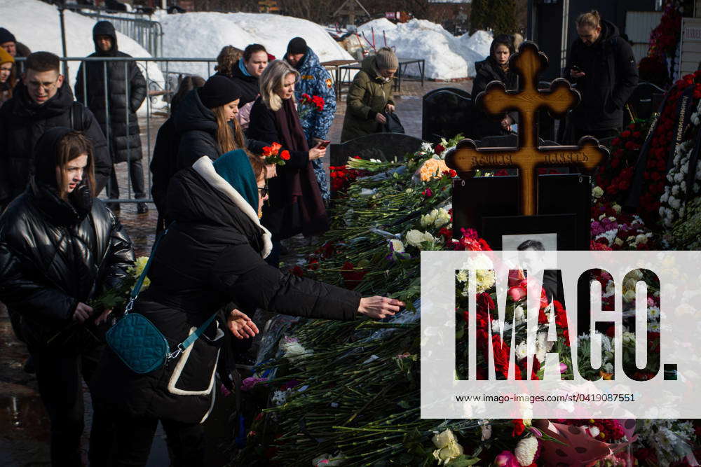 Laying flowers at the grave of Alexei Navalny in Moscow - 02 Mar 2024 ...