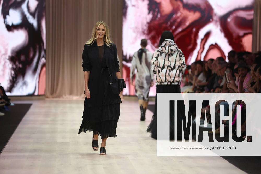 Elle Macpherson Returns To The Runway At Melbourne Fashion Week