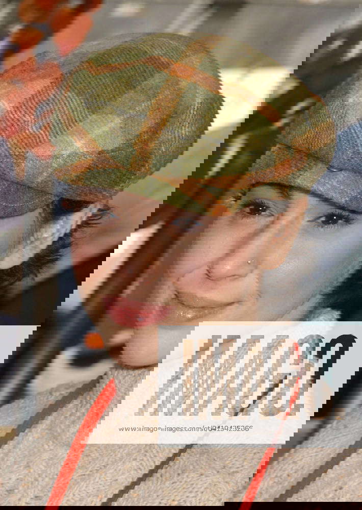 Celebrities Serve Thanksgiving Dinner To Homeless November 26 2003 celebrities-serve-thanksgiving-dinner-to-homeless-november-26-2003