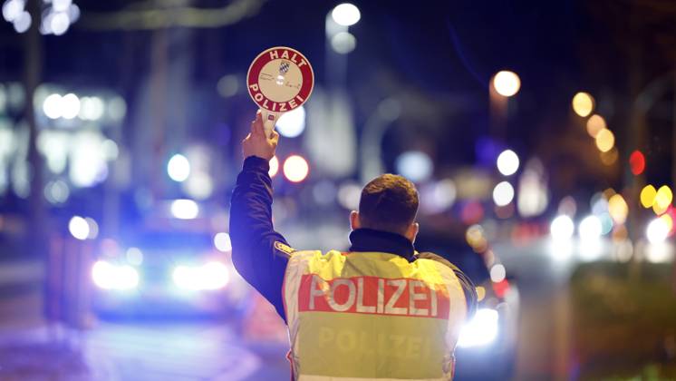 Aschaffenburg, City, 08 03 2024, Police control operation with a focus ...