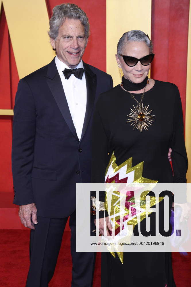 Eric Eisner and Lisa Eisner at the Vanity Fair Oscar Party 2024 on the