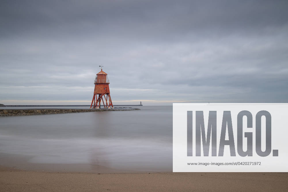 A high tide at the Herd Groyne Lighthouse on the Tyne in South Shields ...