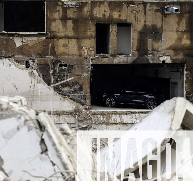 Demolition of a building in the city center Next to the remaining ruins ...