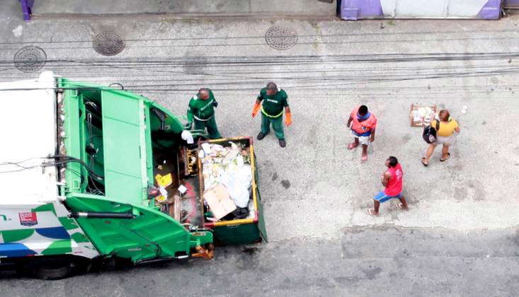 Garbage Acr GARBAGE COLLECTOR PICKS UP GARBAGE IN THE GARBAGE CAR RIO DE JANEIRO 03 ...