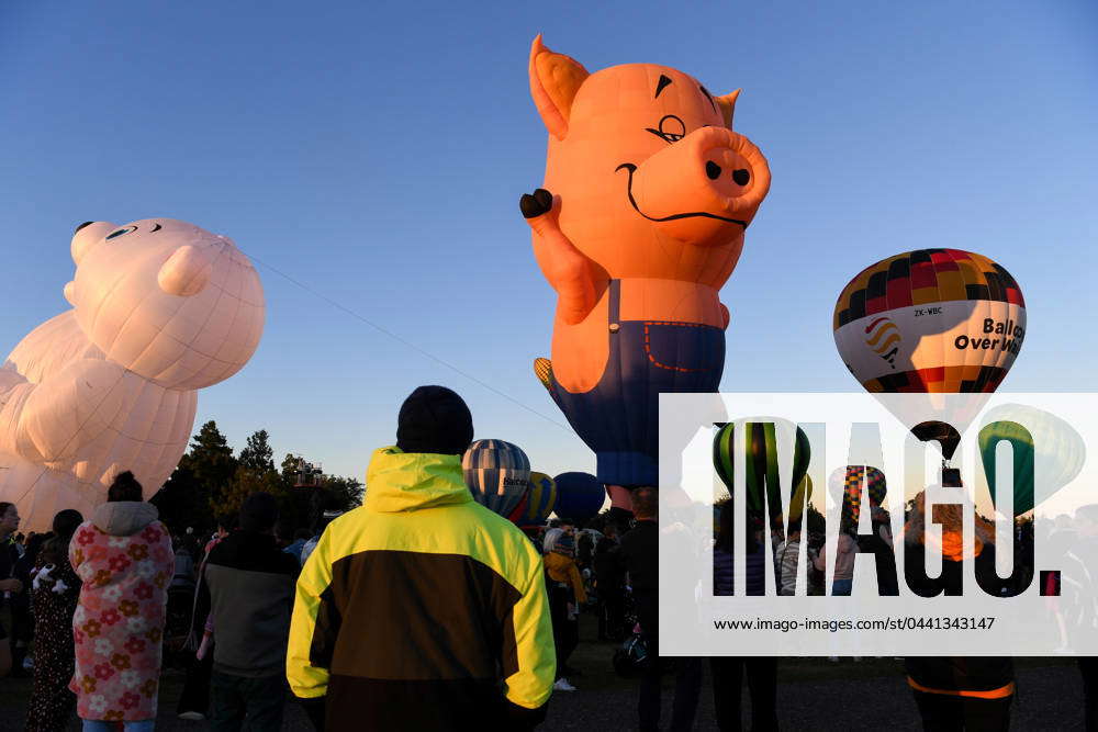 240320 HAMILTON March 20 2024 People wait for the launch of hot air balloons