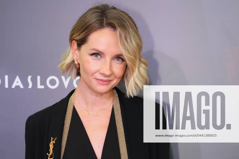 Oz qolini yalaydi (porno surat)