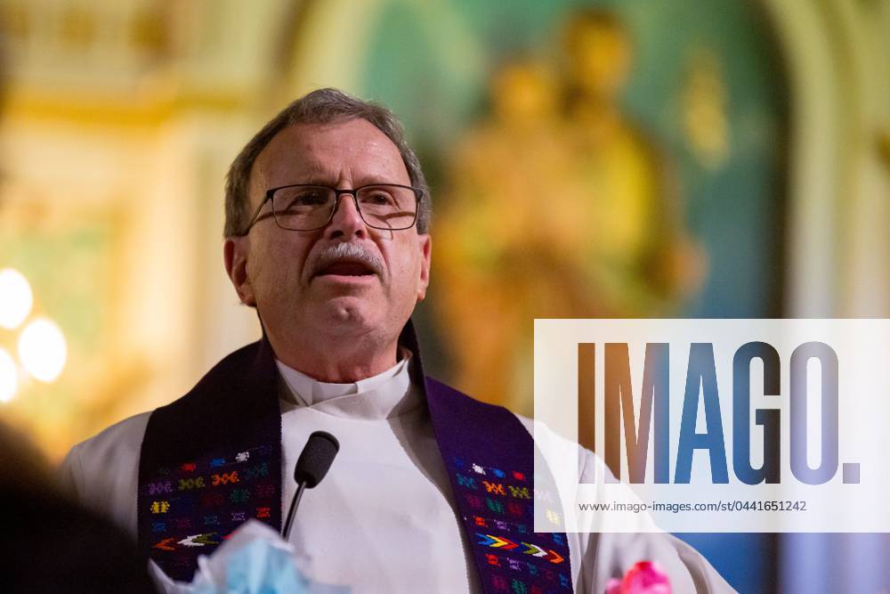 syndication-el-paso-times-rev-rafael-garcia-welcomes-guests-to-sacred