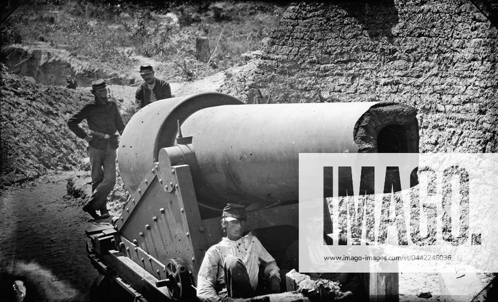 CIVIL WAR: PARROTT GUN. Union soldiers with a 300 pound Parrott Rifle ...