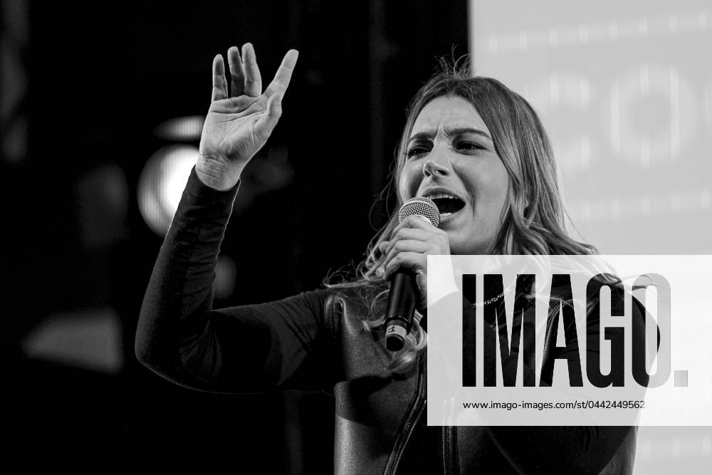 Santa sur la scene du scoop live de Radio Scoop lors de la Foire de