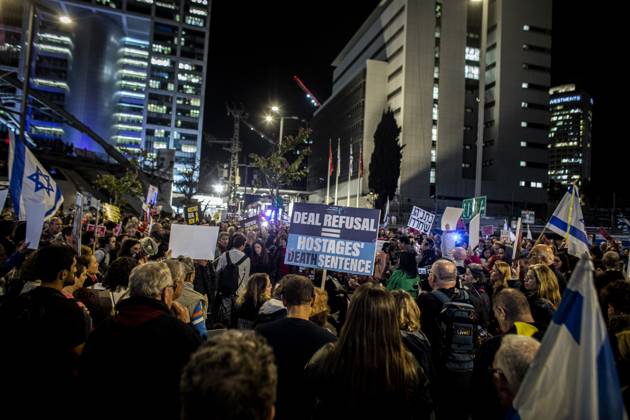 IsraelÐHamas war hostage crisis Protestors block the Ayalon high way ...