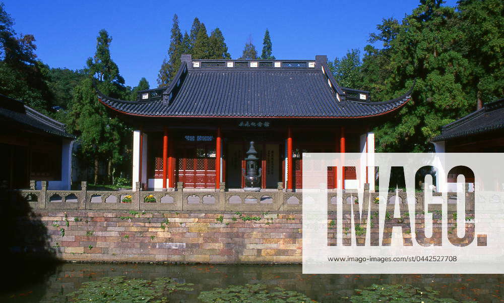 China: Yue Fei Mu or Mausoleum of General Yue Fei, Hangzhou Yue Fei ...