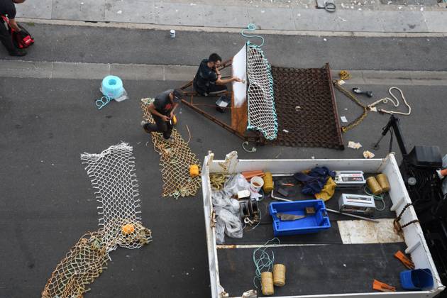 dredges become at Port repaired, with dredges will the Seabed ploughed