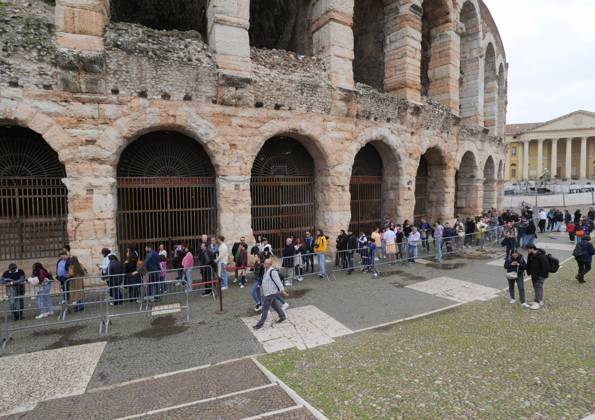 Boom of tourists in Verona on Easter day, the city of Romeo and Juliet ...