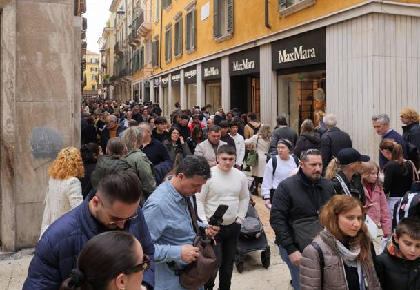 Boom of tourists in Verona on Easter day, the city of Romeo and Juliet ...