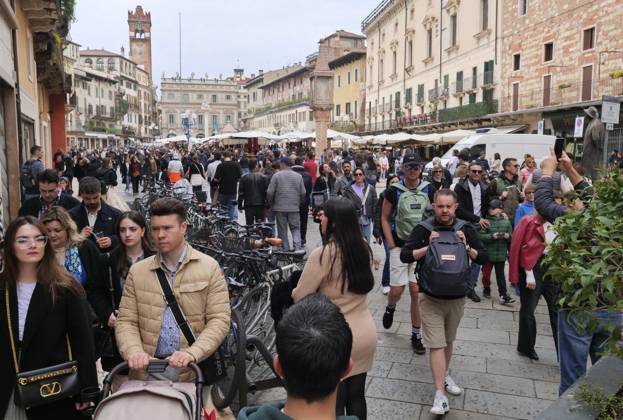 Boom of tourists in Verona on Easter day, the city of Romeo and Juliet ...