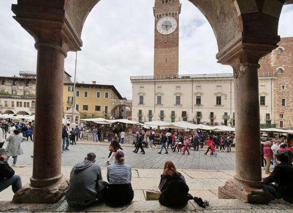 Boom of tourists in Verona on Easter day, the city of Romeo and Juliet ...